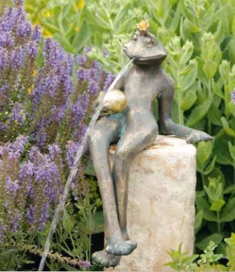 Bronzefigur | Froschkönig Gunter | wasserspeiend