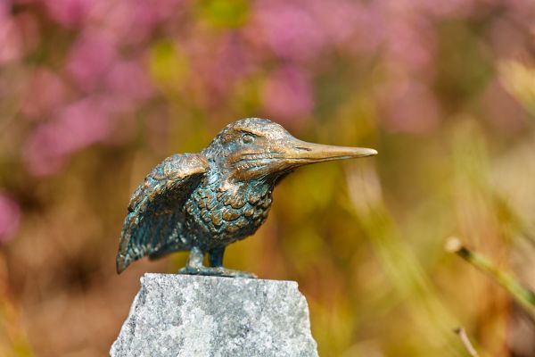 Bronzefigur | Eisvogel, auf Granit