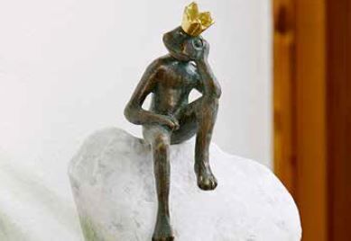 Bronzefigur | Froschkönig Frieder auf Kiesel