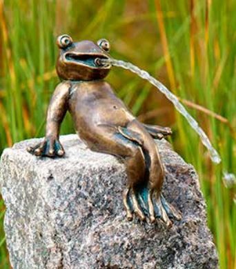 Figurine en bronze crachant de l'eau | Grenouille Heinrich