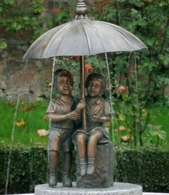 Figurine en bronze crachant de l'eau | Couple sous le parapluie sur socle