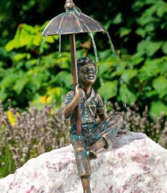 Figurine en bronze crachant de l'eau | Flo