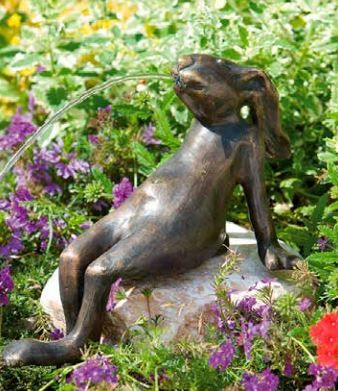 Bronzefigur | Mads der Hase | wasserspeiend