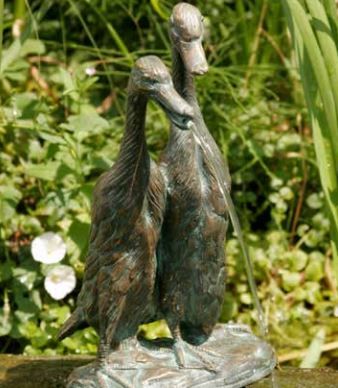 Figurine en bronze crachant de l'eau | Canards coureurs