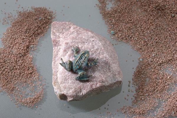 Bronzefigur | Mini-Frosch 90325 auf Flusskiesel "Saleph"