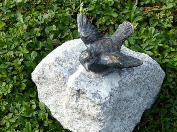 Bronzefigur | Vogel Flügel offen 88103 auf Schwarzwald-Granit, 15 cm hoch