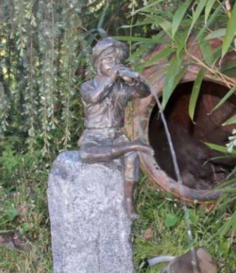 Figurine en bronze crachant de l'eau | Joueur de flûte