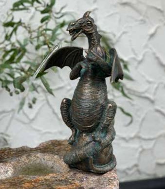 Bronzefigur | Drache mit Wallnuss