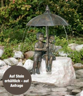 Figurine en bronze crachant de l'eau | Couple sous le parapluie