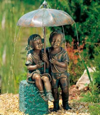 Bronzefigur | Regenschirmkapriolen auf Sockel | wasserspeiend