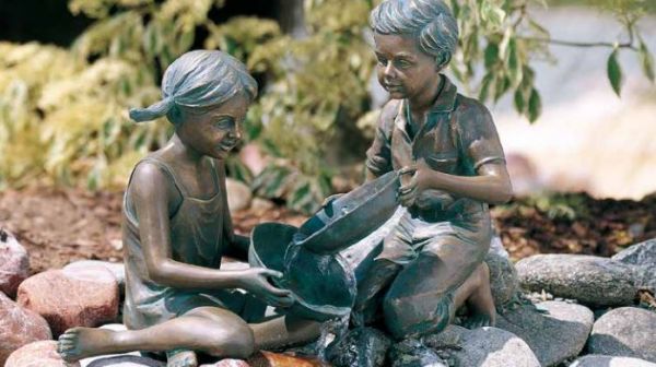 Figurine en bronze crachant de l'eau | Sara & Simon