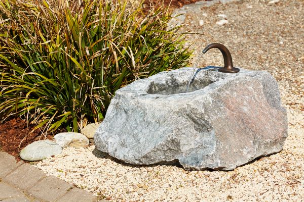 Bronzefigur | Granit Trog mit Wasserauslauf 88628
