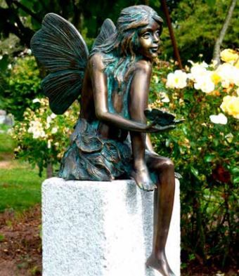 Bronzefigur | Fee sitzend mit Schmetterling