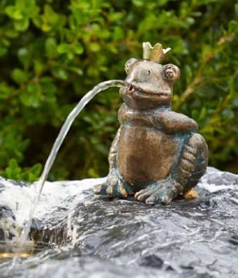 Bronzefigur | Froschkönig Albert | wasserspeiend